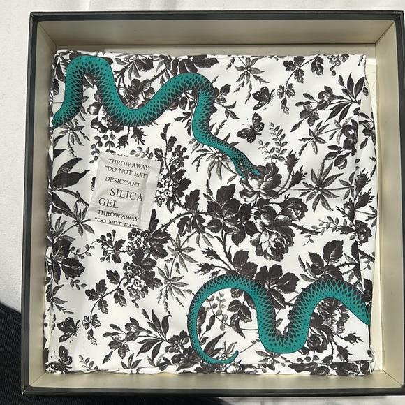 Gucci Checkered Scarf - Picture 4 of 5